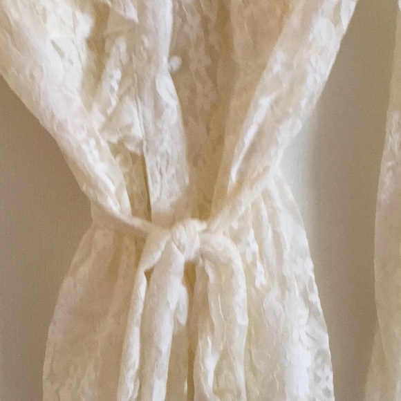 White lace blouse with button down front and tie belt. - Picture 3 of 4